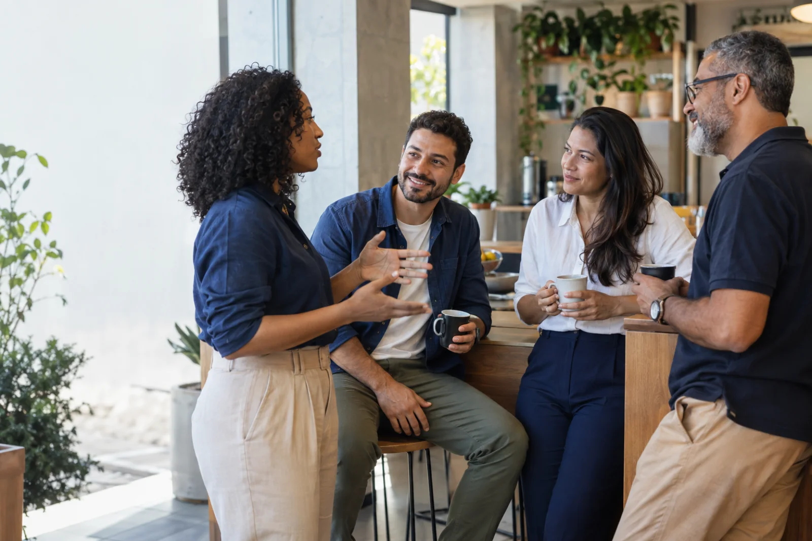 Profissionais brasileiros conversando em um ambiente de trabalho